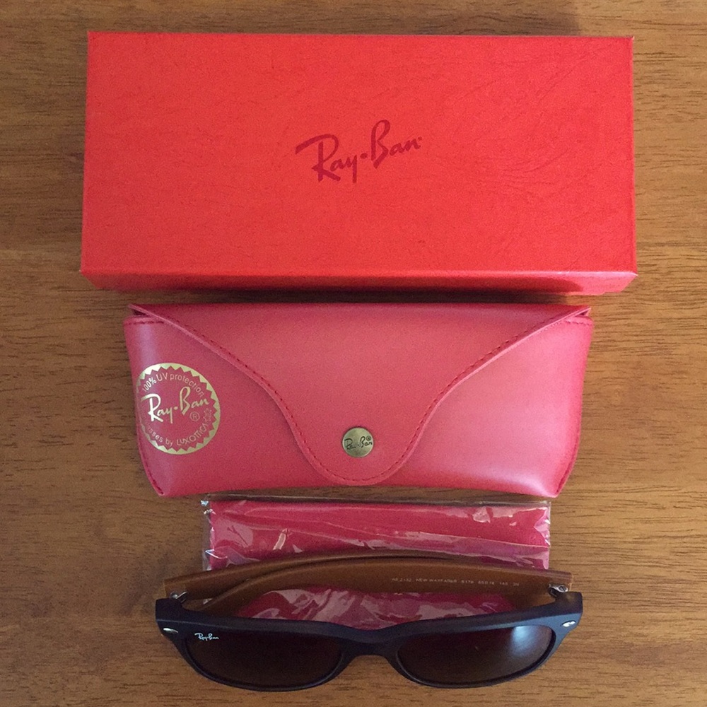 NIB Ray-Ban New Wayfarer Sunglasses RB2132